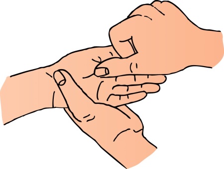 eine Hand zeichnet in ein weiteres Handepaar ein Kreuz