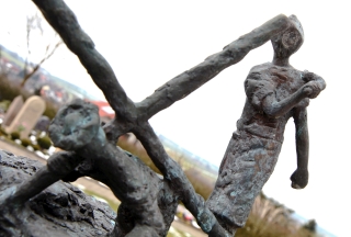 Fallen-und aufstehn-madfelder_kreuzweg_vii_by_peter_weidemann_pfarrbriefservice-Kachel