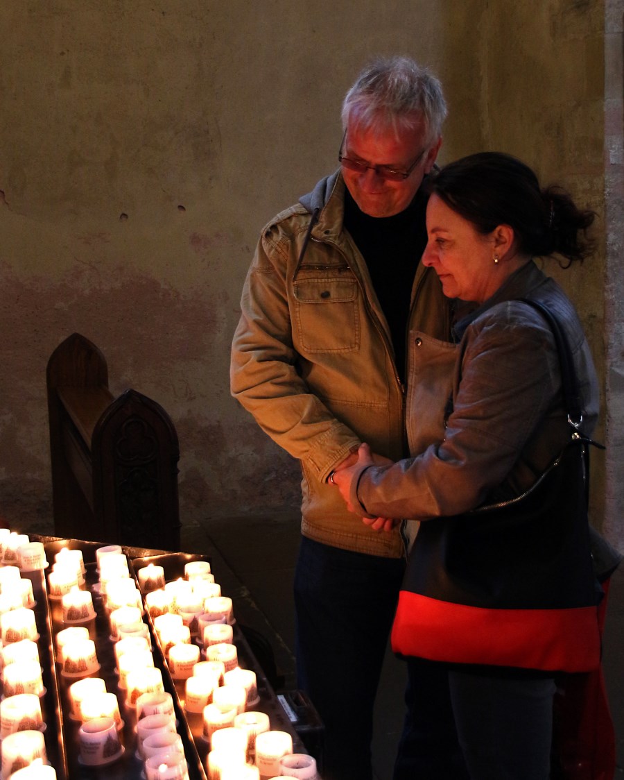 Paar bei Opferkerzen