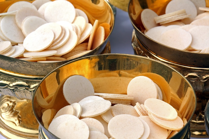 Drei gefüllte Hostienschalen