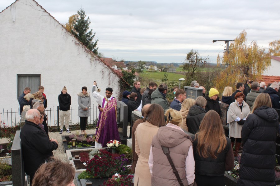 Friedhof Attenhausen bei der Andracht an den Gräbern_3