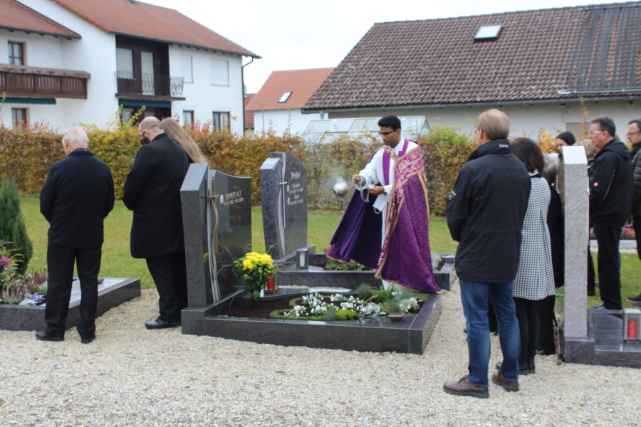 Die Gräber werden nicht nur mit Weihrauch – auch mit Weihwasser gesegnet_2