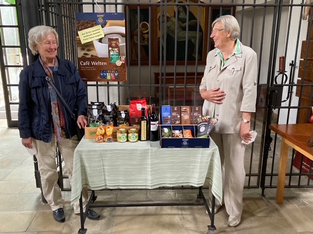 Zwei Frauen stehen beim Fair-Verkaufstisch in St. Albert