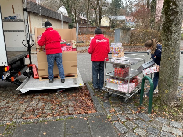 2021 Abholung Geschenk mit Herz