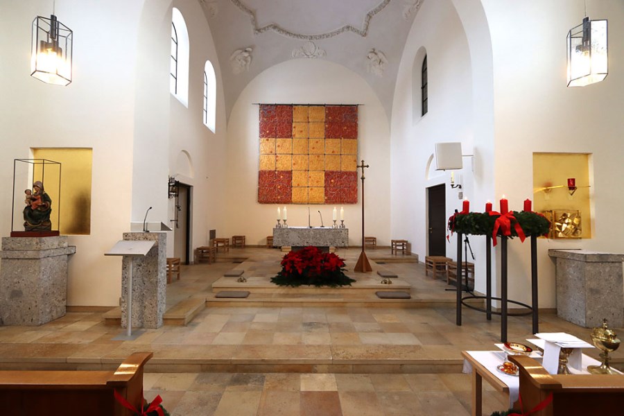 Altarraum der renovierten Kirche St. Peter und Paul, Aschheim