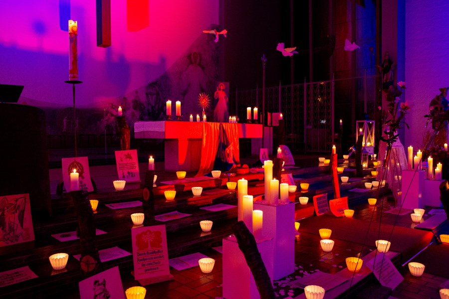 Kerzen vor dem Altar