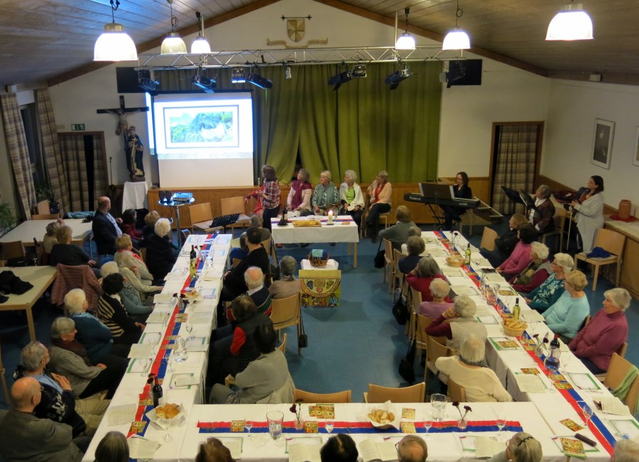 Frauengruppe im Pfarrsaal St. Albert
