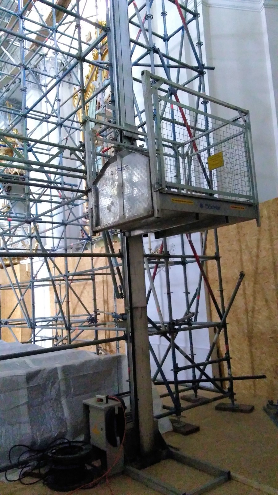 innen mit Aufzug halb