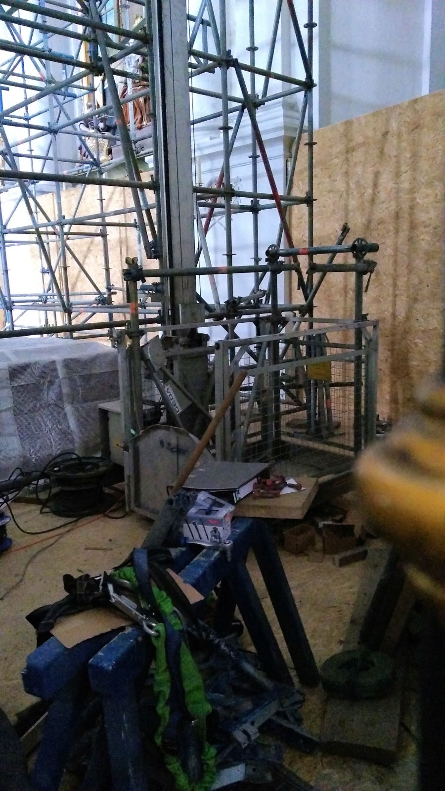 innen mit Aufzug unten