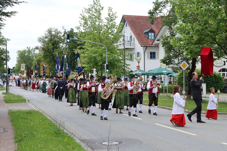 Fronleichnam 2022 - Prozessionszug in der Ismaninger Straße