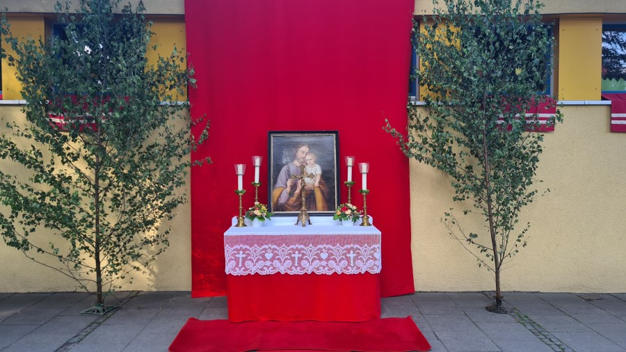 Fronleichnam-Altar vor dem Pfarrkinderhaus