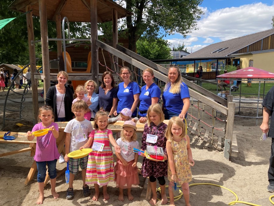 Bild vom Sommerfest vor der Goldwaschanlage