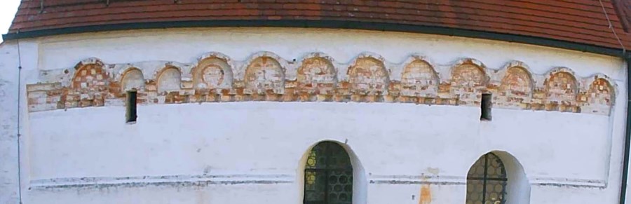 Rechteckblende der Kirche Gundelshausen an der Südlichen Außenwand