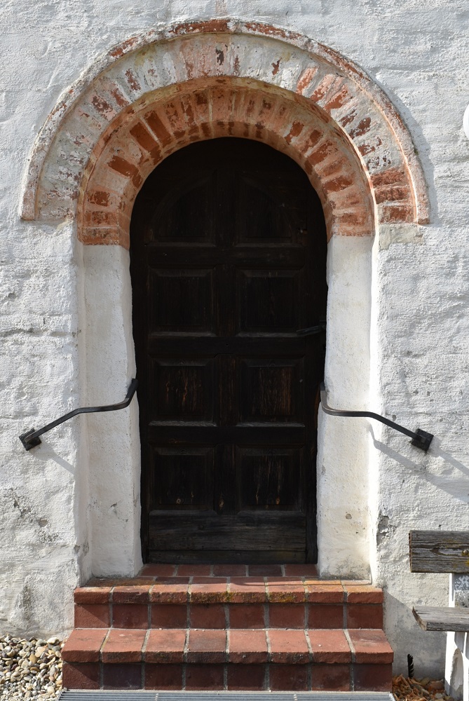 Eingangstüre mit Rundbogen der Kirche St. Martin in Gundelshausen