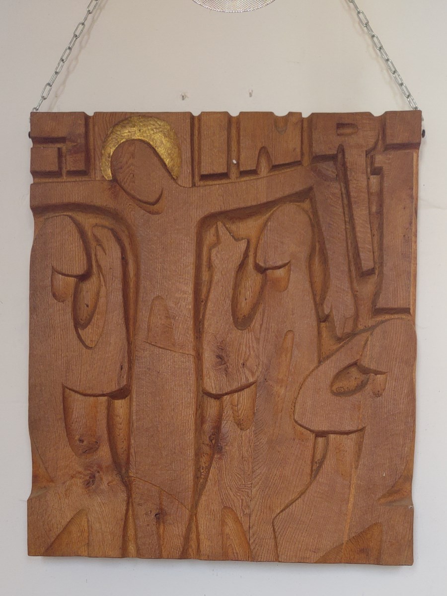 Ein geschnitztes Kirchenbild aus Holz in der Kirche St. Martin in Gundelshausen