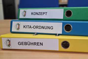 Bunte Ordner, Aufschriften Konzept, Kita-Ordnung, Gebühren