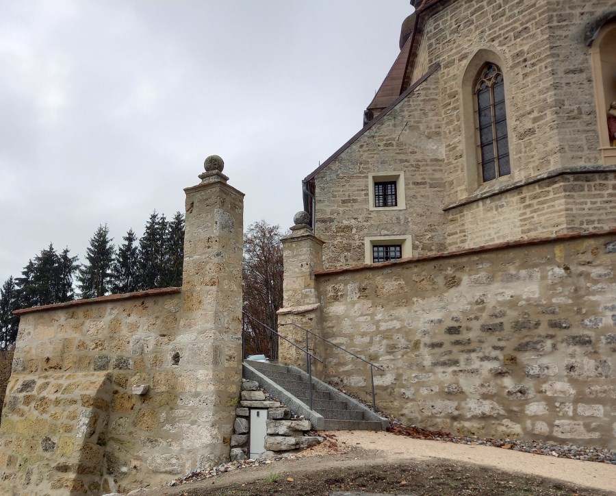 Ostseite der Burger Mauer