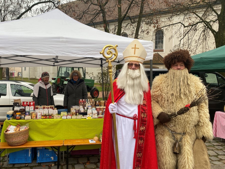 2022_Dez-Nikolaus am Bauernmarkt-2