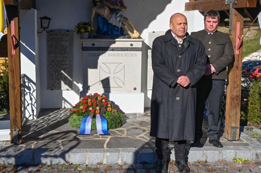 Manfred Bauregger legen Kranz nieder