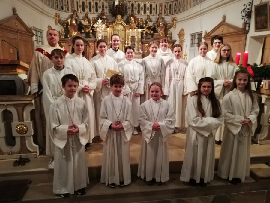 Aufnahme und Verabschiedung von Ministranten in der Pfarrei Altfraunhofen, Gruppenbild mit Seelsorgern und Ministrantenbeauftrager