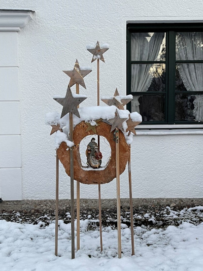 Krippendarstellung vor dem Pfarrhof
