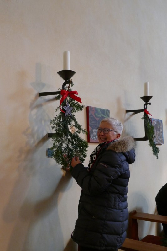 Aufbau Christbäume und Krippe am 17.12.2022 in St. Pius X.