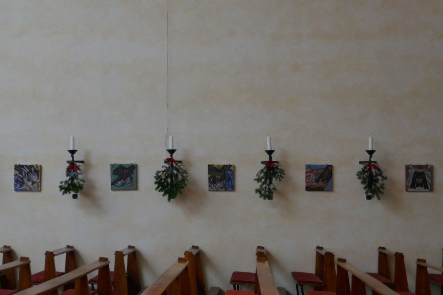 Aufbau Christbäume und Krippe am 17.12.2022 in St. Pius X.