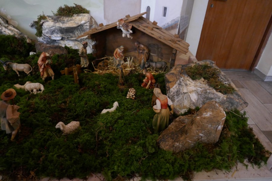 Aufbau Christbäume und Krippe am 17.12.2022 in St. Pius X.