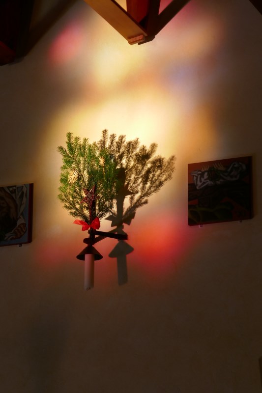 Aufbau Christbäume und Krippe am 17.12.2022 in St. Pius X.