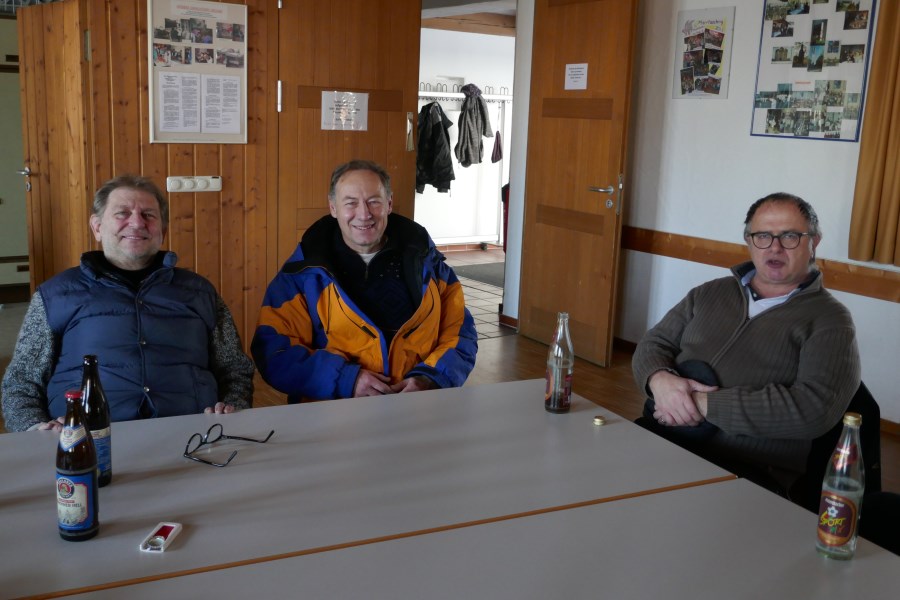 Aufbau Christbäume und Krippe am 17.12.2022 in St. Pius X.