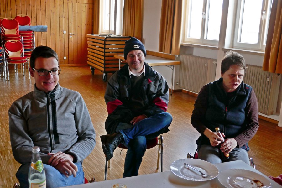 Aufbau Christbäume und Krippe am 17.12.2022 in St. Pius X.