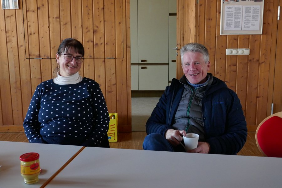 Aufbau Christbäume und Krippe am 17.12.2022 in St. Pius X.