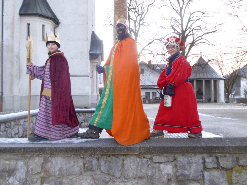 Foto 2 schreitende Sternsinger