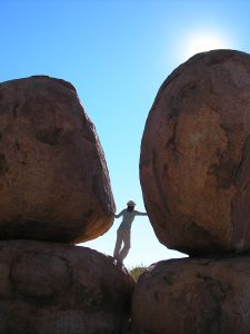 Frau zwischen zwei riesigen Felsblöcken