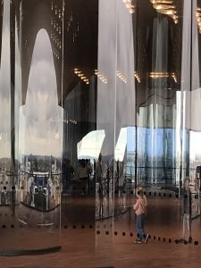 Jugendliche hinter transparenter Wand