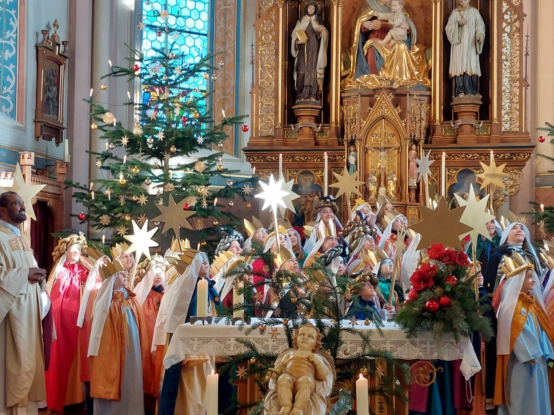 Pfr. Dr. Paul Inje in Niederscheyern mit den Sternsingern