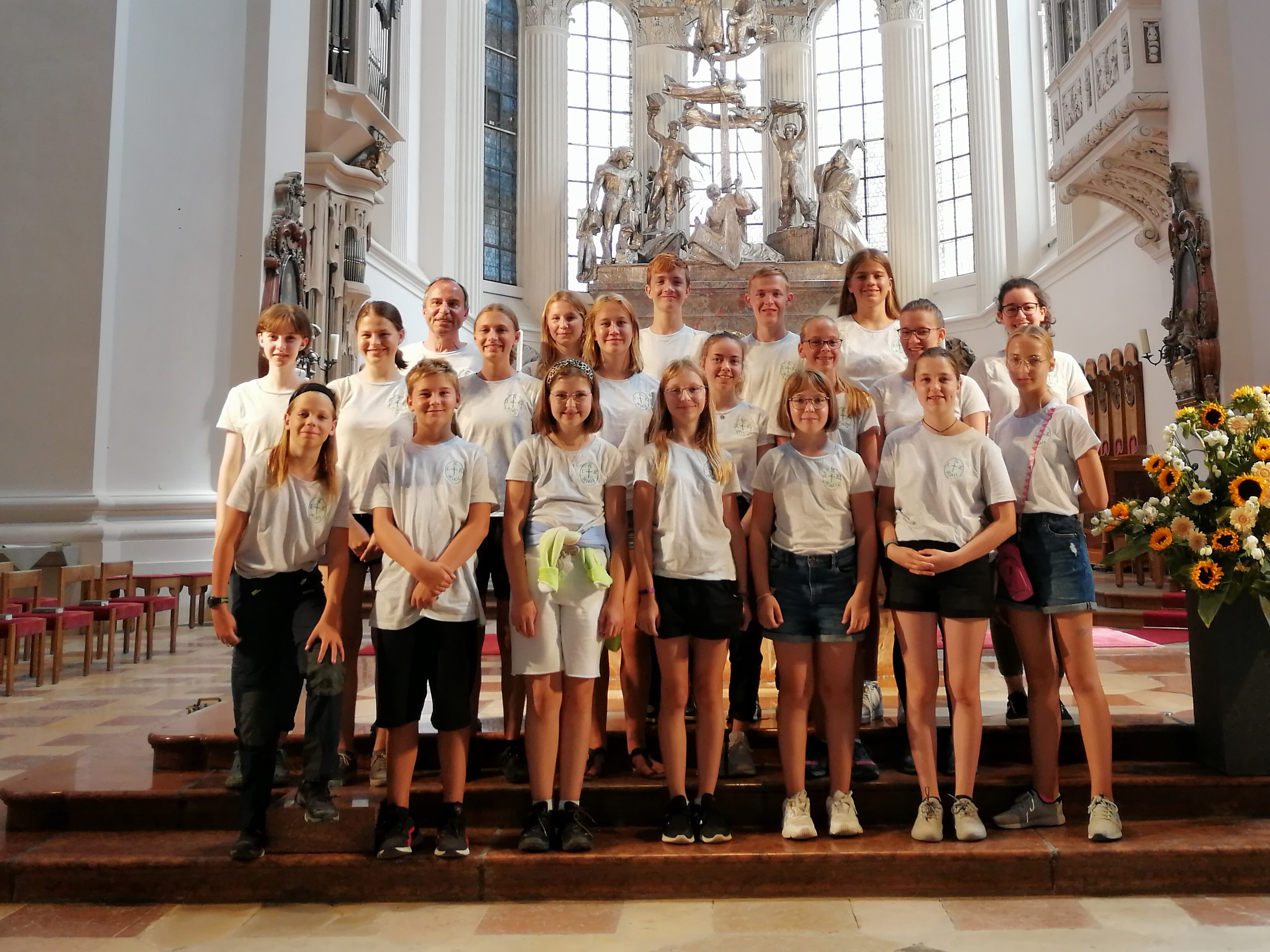 Ministrantengruppe von 19 Minis und Pfarrer Martin stehen vor dem Altar des Paussauer Doms