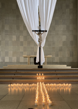 Andreaskirche-Karfreitag-Kreuz-mit-Kerzen-2023_250