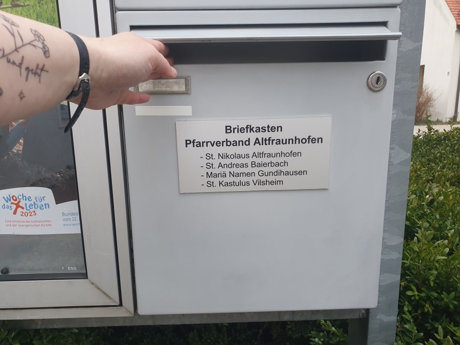Briefkasten des Pfarrverbandes Altfraunhofen, Pfarrbüro Altfraunhofen