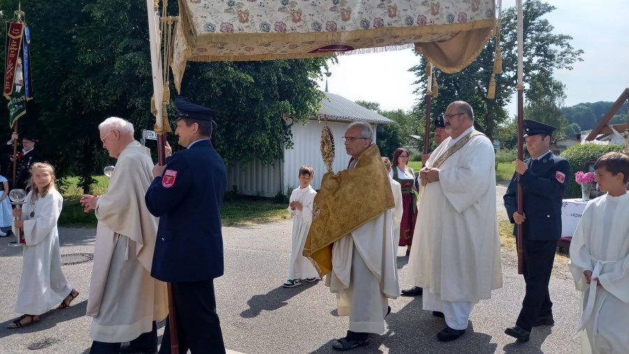 Bild des Himmels mit Pater Dan Anzorge mit Monstranz, Himmelträger der Feuerwehr, Pfarrer Blasi, Diakon Schmidl