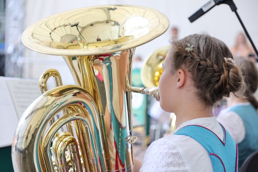 Tubabläserin auf der Bühne des Bennofestes