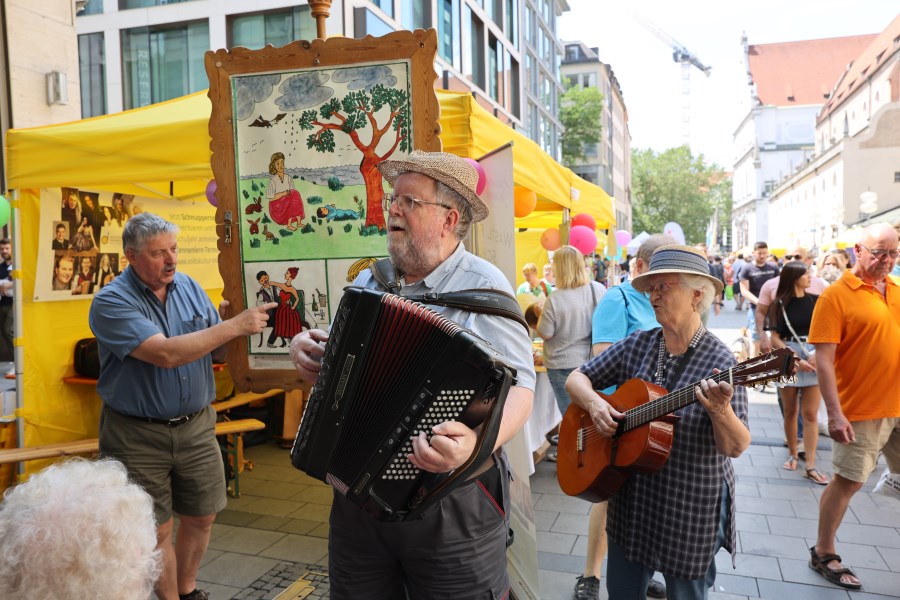 Zwei Musikant:innen auf dem Bennofest