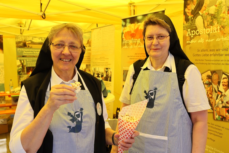 Zwei Schulschwestern auf dem Bennofest