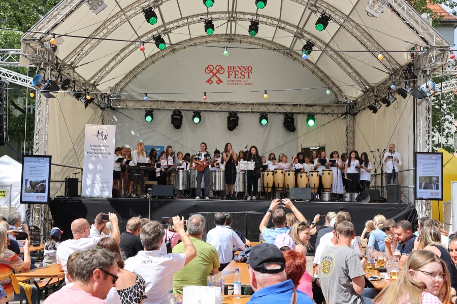 Gesang und Musik der Schülerinnen der Erzbischöflichen Maria Ward Mädchen Realschule