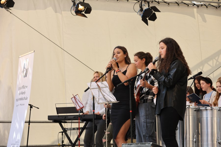 Singende Schülerinnen der Erzbischöflichen Maria Ward Mädchen Realschule auf der Bühne des Bennofestes