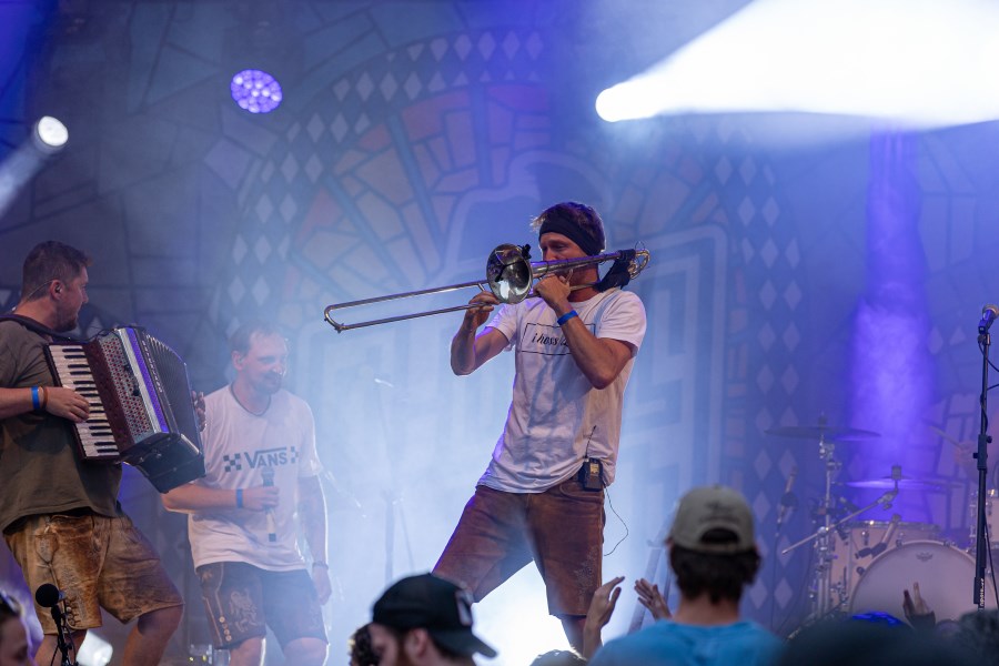 Band D'Hundskrippln auf der Bühne des Bennofests
