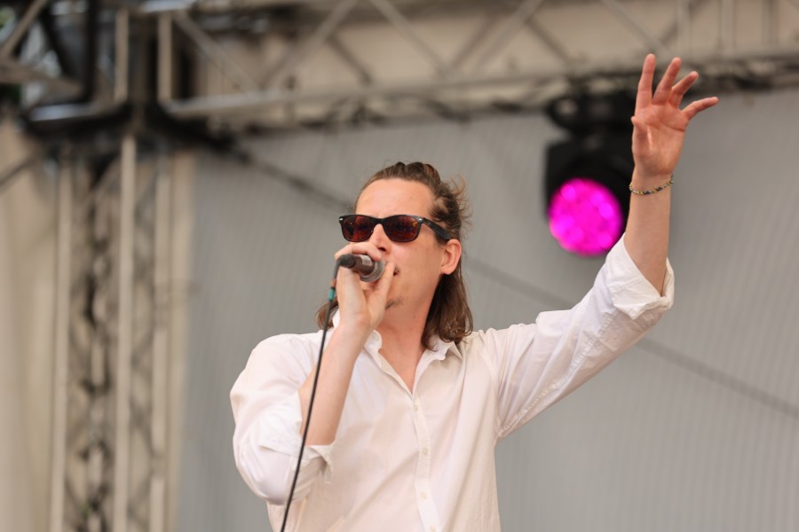 Künstler auf der Bühne des Bennofests