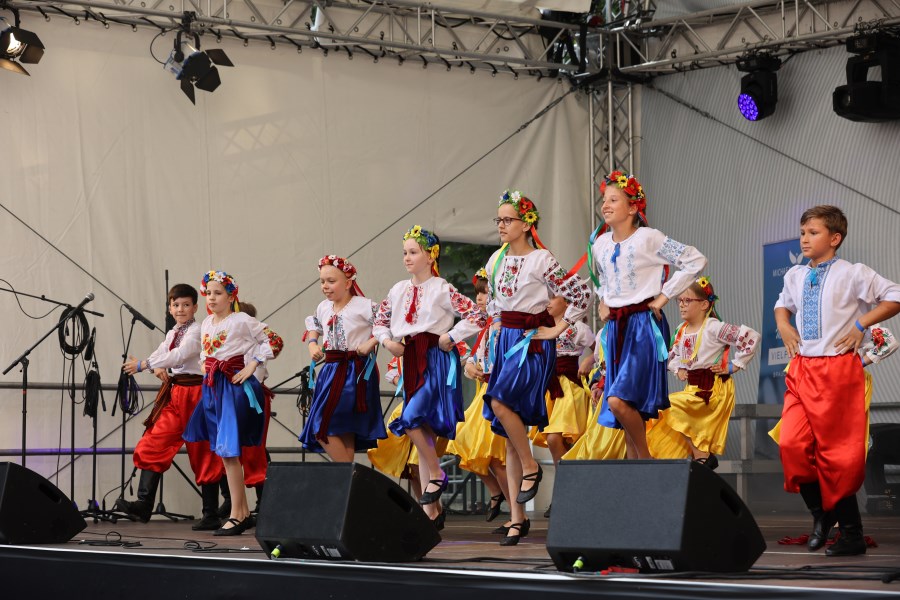 Tanzdarbietung auf der Bühne des Bennofests