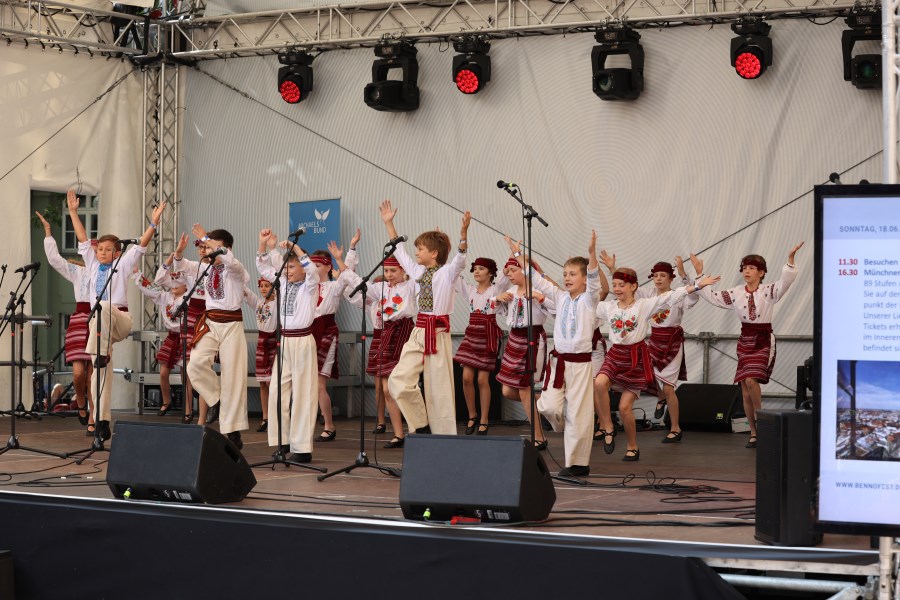 Tanzdarbietung auf der Bühne des Bennofests