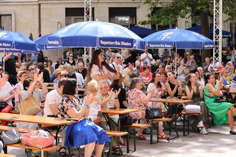 Zuschauer:innen vor der Bühne des Bennofests